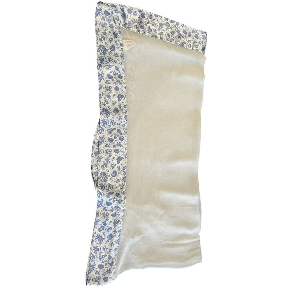 Italca Blue and White Wrap 100% Silk - Picture 4 of 6